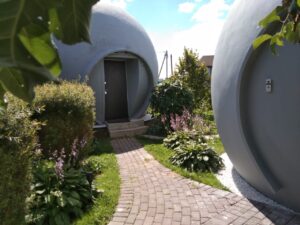 Деревянный дом-сфера с открытой террасой для загородного отдыха.