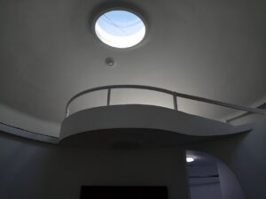 Интерьер дома-сферы со вторым светом и панорамным видом.