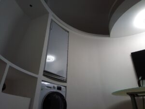 Планировка дома-сферы внутри — просторная гостиная с высоким потолком.