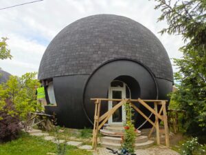Большой дом-сфера площадью 150 кв м с панорамным остеклением.