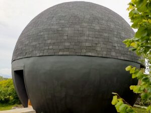 Стратодезический дом-сфера из дерева для постоянного проживания.