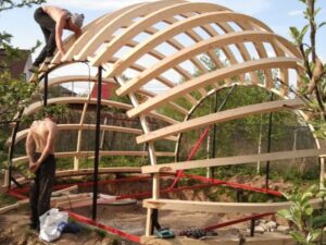 Монтаж каркаса дома-сферы — профессиональная сборка домокомплекта.