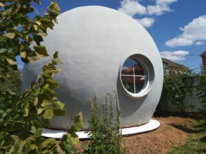 Геодезический дом-сфера на свайном фундаменте — фото проекта.