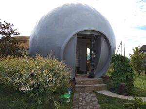 Дом-сфера 6 на 6 метров — компактный и уютный дом для дачи.