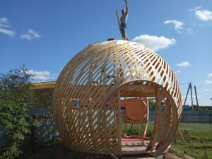 Процесс постройки дома-сферы, возведение каркаса.